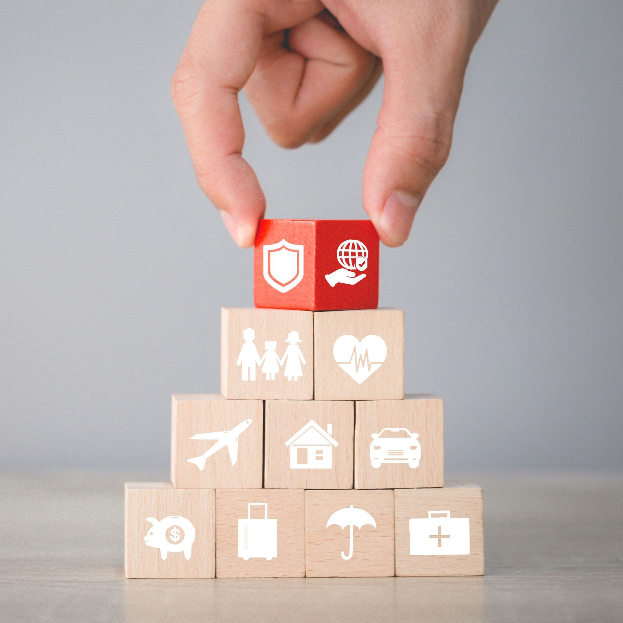 Handanordnung Flips Holzblockstapelung mit Symbolversicherung: Auto, Immobilien und Immobilien, Reisen, Finanzen, Gesundheit, Familie und Leben,Versicherungskonzept.
